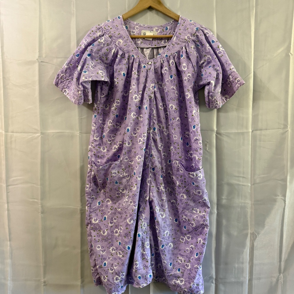 Casual Nights Womens muumuu Purple Floral Snap Front Robe House Dress M pockets